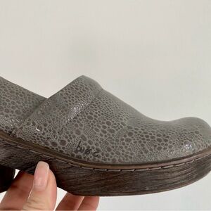 BOC Born Peggy Pebbled Nurse Clogs Wooden Heel